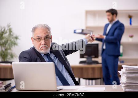 Zwei Kollegen, die im Büro Stockfoto