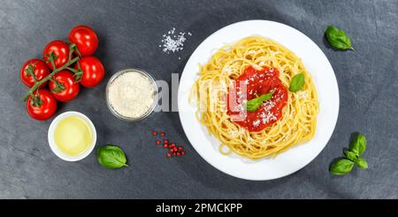 Spaghetti-Mahlzeit aus Italien Essen Sie Pasta-Mittagessen mit Tomatensoße von oben auf einem Schieferpanorama Stockfoto