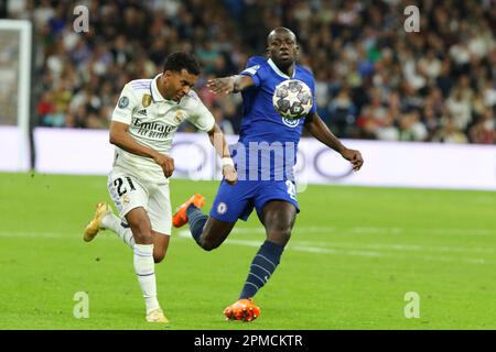Madrid, Spanien. 11. April 2023. Real Madrid's Rodrygo (L) und Chelsea's Koulibaly (R) in Aktion am Champions League Match Day 9 zwischen Real Madrid CF und Chelsea FC im Santiago Bernabeu Stadion in Madrid, Spanien, am 12. April 2023. Kredit: Edward F. Peters/Alamy Live News Stockfoto