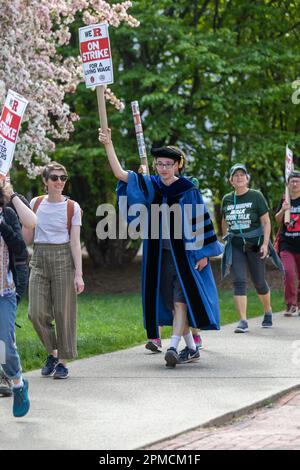 New Brunswick, New Jersey, USA. 12. April 2023. Andrew Goldstone, Englischprofessor an der Rutgers University, nimmt an einem Streik auf dem Hauptcampus der Universität in New Brunswick Teil. Die drei Fakultätsgewerkschaften, die etwa 9.000 Arbeiter an der Rutgers University, der staatlichen Universität von New Jersey, repräsentierten, streikten, nachdem sie in Verhandlungen mit der Regierung von Rutgers-Präsident Jonathan Holloway keinen Vertrag zustande gebracht hatten. Der Rundgang ist der erste in der 257-jährigen Geschichte der öffentlichen Universität und folgt fast einem Jahr der Verhandlungen um höhere Löhne und bessere Verträge. ( Stockfoto