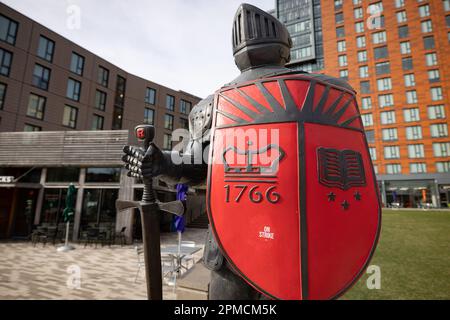 New Brunswick, New Jersey, USA. 12. April 2023. Eine Statue des Rutgers-Maskottchen mit einem „On Strike“-Aufkleber auf dem Hauptcampus der Universität in New Brunswick. Die drei Fakultätsgewerkschaften, die etwa 9.000 Arbeiter an der Rutgers University, der staatlichen Universität von New Jersey, repräsentierten, streikten, nachdem sie in Verhandlungen mit der Regierung von Rutgers-Präsident Jonathan Holloway keinen Vertrag zustande gebracht hatten. Der Rundgang ist der erste in der 257-jährigen Geschichte der öffentlichen Universität und folgt fast einem Jahr der Verhandlungen um höhere Löhne und bessere Verträge. (Kreditbild: © Michaal Nigr Stockfoto