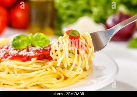 Spaghetti-Mahlzeit aus Italien Essen Sie auf einer Gabel Pasta mit Tomatensauce Stockfoto