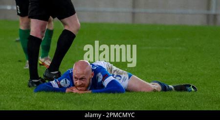 Windsor Park, Belfast, Nordirland, Großbritannien. 12. April 2023. Danske Bank Premiership – Linfield/Glentoran. Action aus dem Spiel heute Abend im Windsor Park (Linfield in blau). Chris Shields Linfield. Kredit: CAZIMB/Alamy Live News. Stockfoto