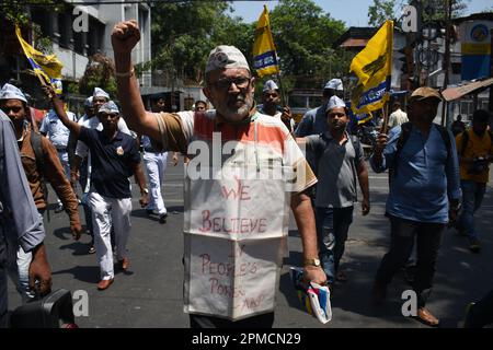 Kalkutta, Indien. 12. April 2023. AAM Aadmi Party (AAP) Westbengalische Einheit veranstalten eine Prozession namens „Avinandan Yatra“, um die Freude zu feiern, die die nationale Wahlkommission Indiens dem Status der Nationalen Partei verliehen hat. (Foto von Sayantan Chakraborty/Pacific Press) Kredit: Pacific Press Media Production Corp./Alamy Live News Stockfoto