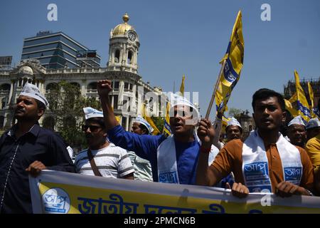 Kalkutta, Indien. 12. April 2023. Anhänger der Aam Aadmi Party (AAP) West Bengal Unit veranstalten eine Prozession namens „Avinandan Yatra“, um die Freude zu feiern, die die nationale Wahlkommission Indiens dem Status der Nationalpartei verliehen hat. (Foto von Sayantan Chakraborty/Pacific Press) Kredit: Pacific Press Media Production Corp./Alamy Live News Stockfoto