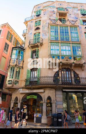 Palma, Mallorca, Balearen, Spanien. 21. Juli 2022 - Can Forteza Rey-Gebäude, modernistisch oder Jugendstil, ähnlich den architektonischen Werken Stockfoto