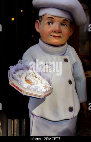 Palma, Mallorca, Balearen, Spanien. 21. Juli 2022 - Figur eines Konditors am Eingang einer berühmten Konditorei in der Straße, mit einem typischen Stockfoto