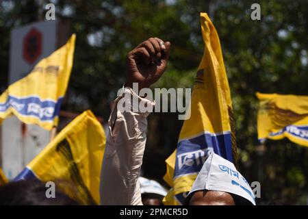 Kalkutta, Westbengalen, Indien. 12. April 2023. AAM Aadmi Party (AAP) Westbengalische Einheit veranstalten eine Prozession namens „Avinandan Yatra“, um die Freude zu feiern, die die nationale Wahlkommission Indiens dem Status der Nationalpartei verliehen hat. (Kreditbild: © Sayantan Chakraborty/Pacific Press via ZUMA Press Wire) NUR REDAKTIONELLE VERWENDUNG! Nicht für den kommerziellen GEBRAUCH! Stockfoto