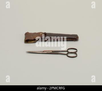 Schere und Etui; Stahl, Leder, Keramik; im Etui: 18,5 x 6 x 2,8 cm (7 5/16 x 2 3/8 x 1 1/8 Zoll); 1968-122-2-a,b Stockfoto