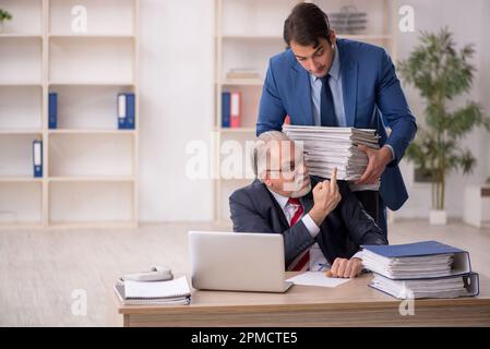 Zwei Kollegen, die im Büro Stockfoto