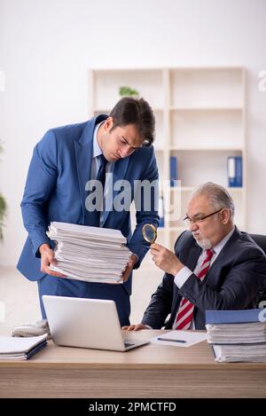 Zwei Kollegen, die im Büro Stockfoto