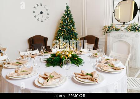 Schöne Tischgestaltung für Weihnachten oder Silvester-Abendessen im Flur. Festliches Bankett. Stockfoto