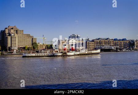 Das PS Waverley, nachdem Sie die Turmbrücke mitten in 1990Õs passiert haben Stockfoto