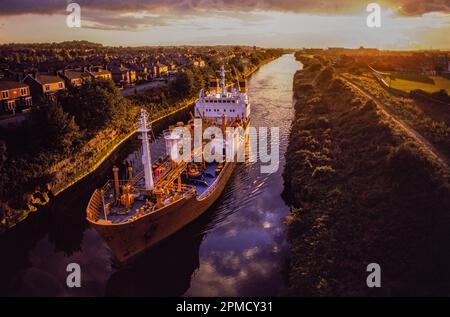 Der Blick auf den Knud-Tholstrup-Gastanker bildet 1987 die Brücke über den Manchester Ship Canal, Warrington Stockfoto