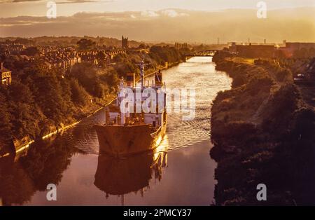 Der Blick auf den Knud-Tholstrup-Gastanker bildet 1987 die Brücke über den Manchester Ship Canal, Warrington Stockfoto