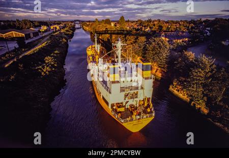 Der Blick auf den Knud-Tholstrup-Gastanker bildet 1987 die Brücke über den Manchester Ship Canal, Warrington Stockfoto