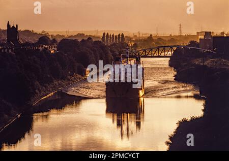 Der Blick auf den Knud-Tholstrup-Gastanker bildet 1987 die Brücke über den Manchester Ship Canal, Warrington Stockfoto