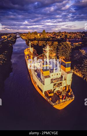 Der Blick auf den Knud-Tholstrup-Gastanker bildet 1987 die Brücke über den Manchester Ship Canal, Warrington Stockfoto