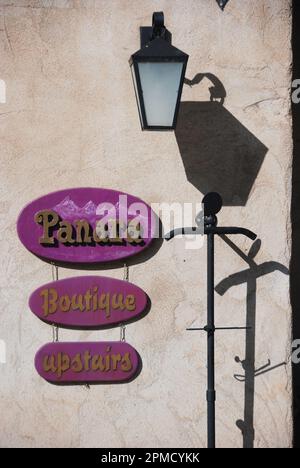 USA, Arizona, Sedona, Eine Boutique im Tlaquepaque Arts & Crafts Village Stockfoto