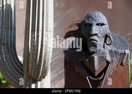 USA, Arizona, Sedona, Skulpturen im Tlaquepaque Arts & Crafts Village Stockfoto