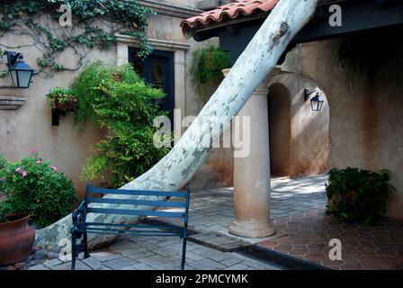 USA, Arizona, Sedona, Innenhof im Tlaquepaque Arts & Crafts Village Stockfoto