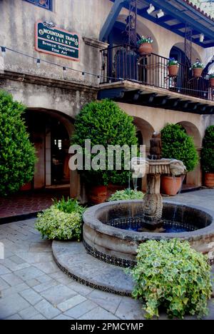 USA, Arizona, Sedona, Innenhof im Tlaquepaque Arts & Crafts Village Stockfoto