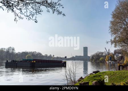 Blick über die Spree an einem sonnigen Tag von Alt-Stralau in Richtung Allianz Treptower , Friedrichshain, Berlin, Deutschland Stockfoto