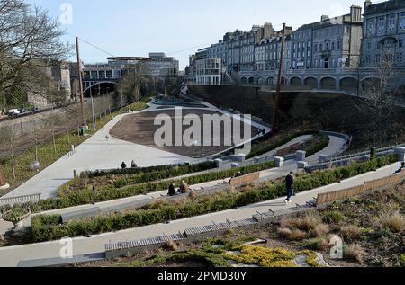 ABERDEEN, SCHOTTLAND - 11. APRIL 2023: Union Terrace Gardens, eine Grünfläche im Herzen der Stadt, wurde im Dezember 2022 nach einer Renovierung im Wert von £28,3 Millionen Dollar wieder eröffnet. 122.000 Pflanzen wurden angepflanzt, aber noch nicht gewachsen. Stockfoto