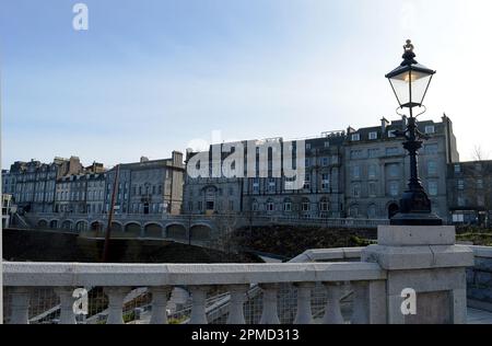 ABERDEEN, SCHOTTLAND - 11. APRIL 2023: Eine renovierte viktorianische Lampe an der Wand der Union Terrace Gardens nach der Renovierung im Wert von 28,3m GBP. Stockfoto