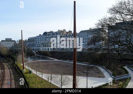 ABERDEEN, SCHOTTLAND - 11. APRIL 2023: Im Rahmen der millionenschweren Renovierung der Unikon Terrace Gardens hat sich die Öffentlichkeit von Aberdeen mit einer fliegenden Untertasse verglichen, die über dem Stadtpark hängt. Stockfoto