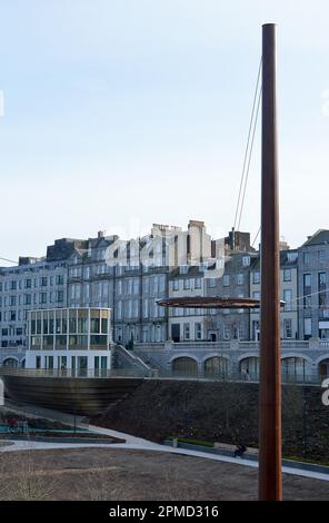ABERDEEN, SCHOTTLAND - 11. APRIL 2023: Im Rahmen der millionenschweren Renovierung der Unikon Terrace Gardens hat sich die Öffentlichkeit von Aberdeen mit einer fliegenden Untertasse verglichen, die über dem Stadtpark hängt. Stockfoto