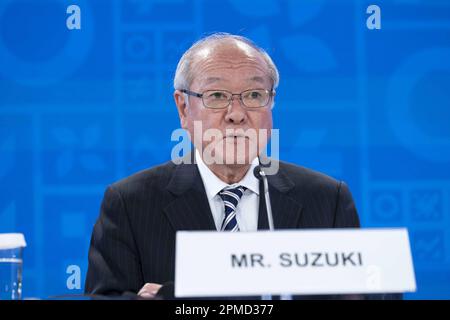 Washington, Usa. 12. April 2020. Der japanische Finanzminister Shun'ichi Suzuki spricht am Mittwoch, den 12. April 2023, am Sitz des Internationalen Währungsfonds in Washington auf einer Pressekonferenz zum 2023 G7-Gipfel in Hiroshima. Foto: Bonnie Cash/UPI Credit: UPI/Alamy Live News Stockfoto