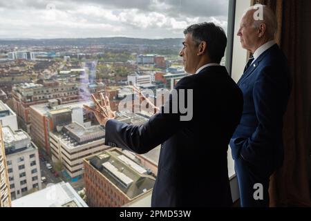 (230412) -- BELFAST, 12. April 2023 (Xinhua) -- britischer Premierminister Rishi Sunak (L) trifft sich mit den USA Präsident Joe Biden in Belfast, Nordirland, Vereinigtes Königreich, am 12. April 2023. Während seines Besuchs in Belfast am Mittwoch, USA Präsident Joe Biden forderte die Wiederherstellung der Regierung mit geteilter Macht in Nordirland. Analysten erwarten jedoch nicht, dass sein Plädoyer zu einer wesentlichen Veränderung führt. (Simon Walker/Nr. 10 Downing Street/Unterlagen über Xinhua) Stockfoto