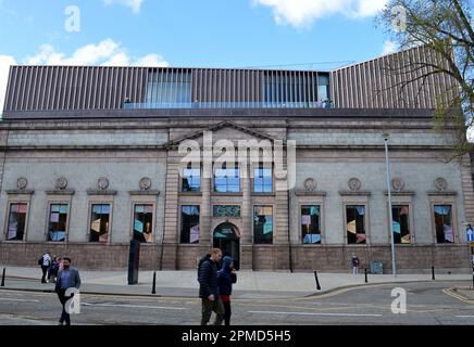 11. APRIL 2023 - ABERDEEN, SCHOTTLAND: Die Kunstgalerie und das Museum in Schoolhill, nachdem zwischen 2015 und 2019 Renovierungsarbeiten im Wert von 34,6m Mio GBP durchgeführt wurden Stockfoto