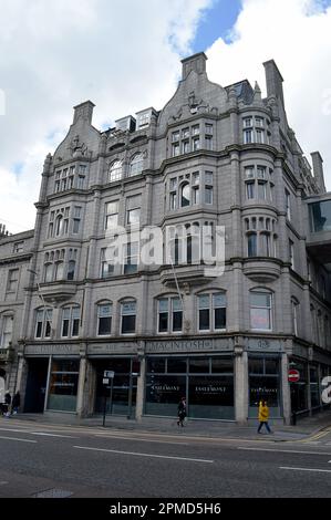ABERDEEN, SCHOTTLAND - 11. APRIL 2023: Das Esslemont- und Macintosh-Gebäude steht seit 1920 auf der Union Street, das Kaufhaus ist gegründet Stockfoto
