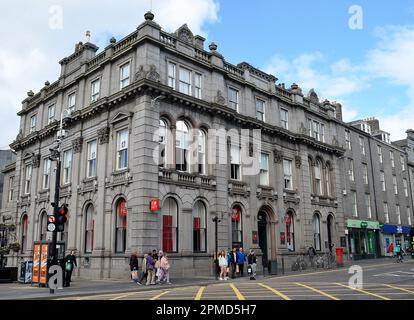 ABERDEEN, SCHOTTLAND - 11. APRIL 2023: Zunächst die Town & Country Bank Ca 1862, später die Zentrale der Clydesdale Bank, jetzt Virgin Money Stockfoto