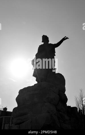 ABERDEEN, SCHOTTLAND, 11. APRIL 2023: Die Statue von William Wallace, Wächter von Schottland, in Silhouette vor der Abendsonne vor Union Terrace Gard Stockfoto