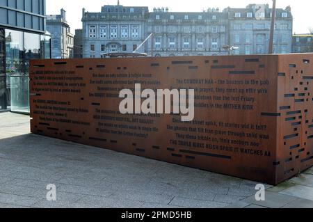 11. APRIL 2023 - ABERDEEN, SCHOTTLAND: Installation außerhalb von The Point, Schoolhill, Aberdeen mit Inschrift der Poesie der örtlichen Dichterin Sheena Blackhall Stockfoto