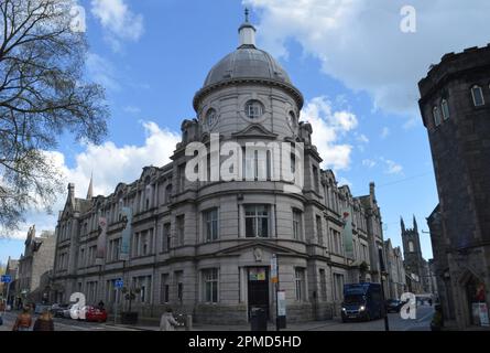 ABERDEEN, SCHOTTLAND - 11. APRIL 2023: Dieses Gebäude ist jetzt Teil des Academy Shopping Centre und steht an der Ecke Schoolhill und Belmont Street Stockfoto