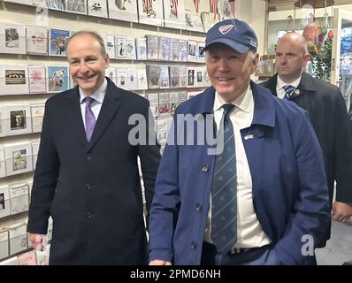 US-Präsident Joe Biden (R) und der irische Außenminister Micheal Martin (L) besuchen am 12. April 2023 eine Buchhandlung in Dundalk, Irland. Der Besuch von Präsident Biden begeht den 25. Jahrestag des Karfreitagsabkommens, des Friedensabkommens, mit dem der drei Jahrzehnte währende Konflikt in Nordirland beendet wurde. Foto: Irisches Außenministerium / UPI Stockfoto