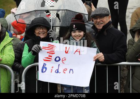 Am 12. April 2023 versammelten sich Mitglieder der Öffentlichkeit, während sie auf den US-Präsidenten Joe Biden während seines Spaziergangs durch Dowtown Dundalk, Irland, warten. Der Besuch von Präsident Biden begeht den 25. Jahrestag des Karfreitagsabkommens, des Friedensabkommens, mit dem der drei Jahrzehnte währende Konflikt in Nordirland beendet wurde. Foto: Irisches Außenministerium / UPI Stockfoto