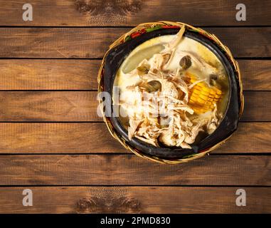 Ajiaco, traditionelle kolumbianische Speisen, begleitet von gehacktem Hähnchen, Milchcreme, Kapern, Mais auf dem Kolben und Kartoffeln Stockfoto