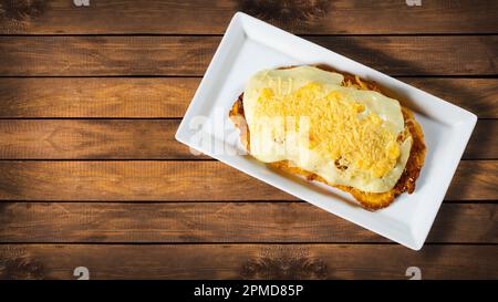 Grüner Plantain Patacon mit gehacktem Huhn und Käse - kolumbianisches Street Food Stockfoto