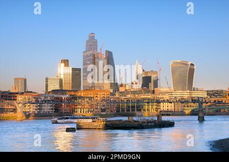 Skyline von London und Millennium Bridge von der anderen Seite der Themse aus gesehen, London, England, Großbritannien einschl 22 Bishopsgate, 52 Lime Street, Walkie Talkie Stockfoto