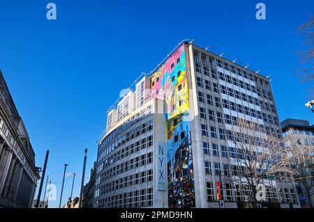 NYX Hotel London Holborn by Leonardo Hotels mit seinem farbenfrohen Äußeren des höchsten Wandbildes der Hauptstadt „London Colours“ vom Straßenkünstler Dan Kitchener Stockfoto