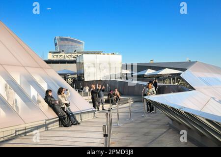 Gäste genießen die Sonne und den Ausblick auf der Dachterrasse von One New Change, City of London, England, Großbritannien Stockfoto