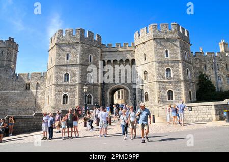 Touristen im Sommer vor dem King Heinrich VIII. Tor am Windsor Castle, dem größten bewohnten Schloss der Welt. Castle Hill, Windsor, Berkshire, England, Großbritannien Stockfoto