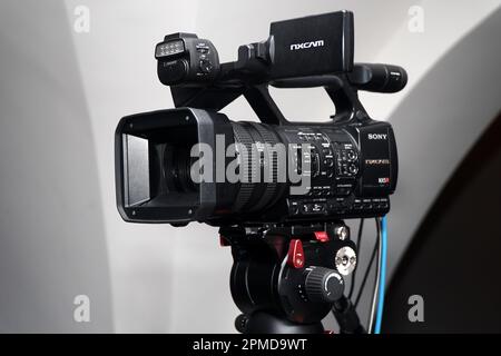 Professionelle Video-Camcorder-Kamera Sony NXCAM HXR-NX5R auf einem Stativ für Übertragung, Aufnahme für das Streaming von geschäftlichen Live-Events Stockfoto