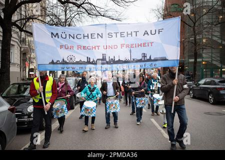 München, Deutschland. 12. April 2023. Am 12. April 2023 versammelten sich etwa 330 Menschen in München, Deutschland, um gegen Impfungen, gegen alle Waffenlieferungen und Hilfe für die Ukraine, gegen die Sanktionen gegen Russland, für die Absetzung der deutschen Regierung und um die russische Sicht des Krieges zu verbreiten. Unter ihnen waren Verschwörungsideologen, Covid-Leugner, Reichsbuerger ( souveräne Bürger ) und Putinisten. (Foto: Alexander Pohl/Sipa USA) Guthaben: SIPA USA/Alamy Live News Stockfoto