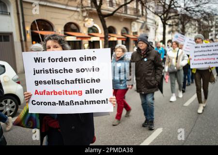 München, Deutschland. 12. April 2023. Am 12. April 2023 versammelten sich etwa 330 Menschen in München, Deutschland, um gegen Impfungen, gegen alle Waffenlieferungen und Hilfe für die Ukraine, gegen die Sanktionen gegen Russland, für die Absetzung der deutschen Regierung und um die russische Sicht des Krieges zu verbreiten. Unter ihnen waren Verschwörungsideologen, Covid-Leugner, Reichsbuerger ( souveräne Bürger ) und Putinisten. (Foto: Alexander Pohl/Sipa USA) Guthaben: SIPA USA/Alamy Live News Stockfoto